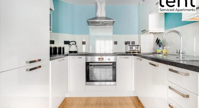 Апартаменты COZY 2 BED Apt Steps to town centre by Tent Serviced Apartments Egham with Free Parking and Wifi