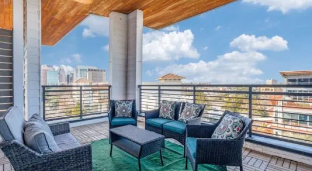 Riverwalk Penthouse Skyline Views  RSV Parking Pet Friendly Free parking, Забронировать Отель Сан-Антонио Bexar County, рядом с Квартал исторических искусств Ла Вильита