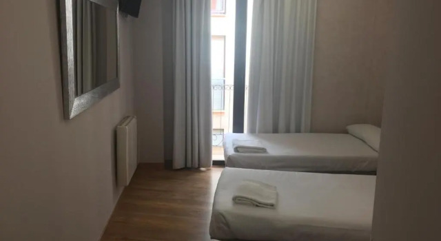 Трёхместный номер Standard с балконом и с красивым видом из окна Albergue Santiago Apostol