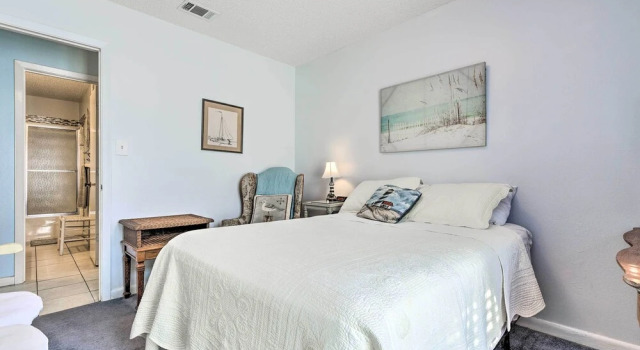 Cute & Cozy Gulf Shores Bungalow: 1/2 Mi to Beach!