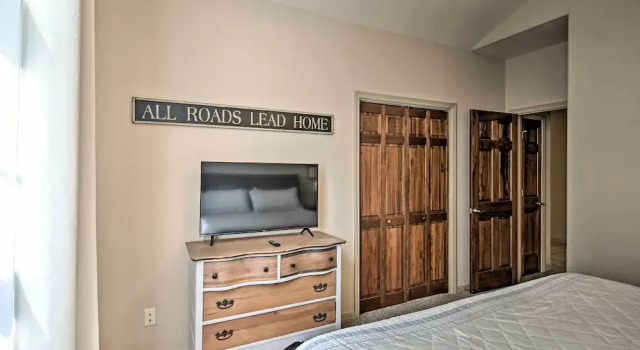 Expansive Townhome w/ Game Room & Community Pool, Забронировать Отель Отели Table Rock Lake 3 звезды, 3*