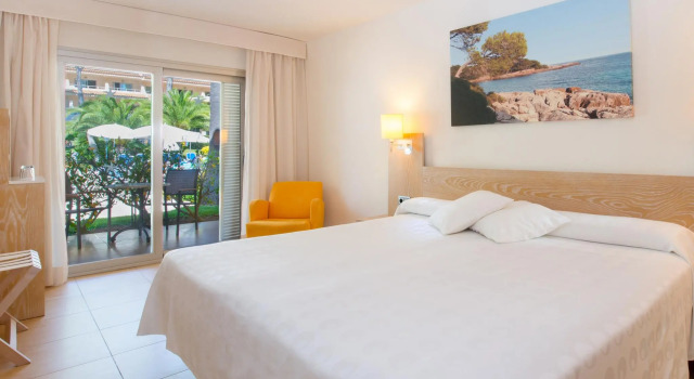 Двухместный номер с видом на сад Отель Iberostar Waves Pinos Park