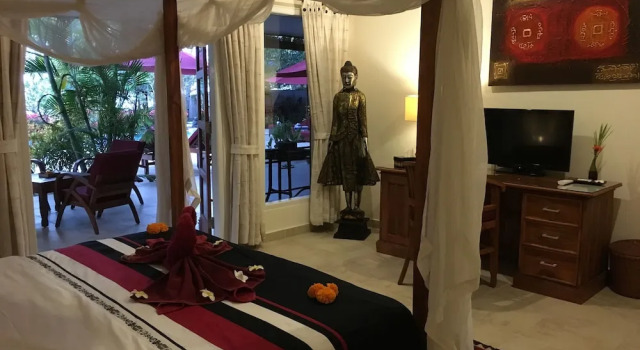 3 makuuhuonetta Deluxe Villa rannan tuntumassa Villa Damai