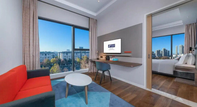 Люкс c 1 комнатой Holiday Inn Express Kaifeng City Center by IHG