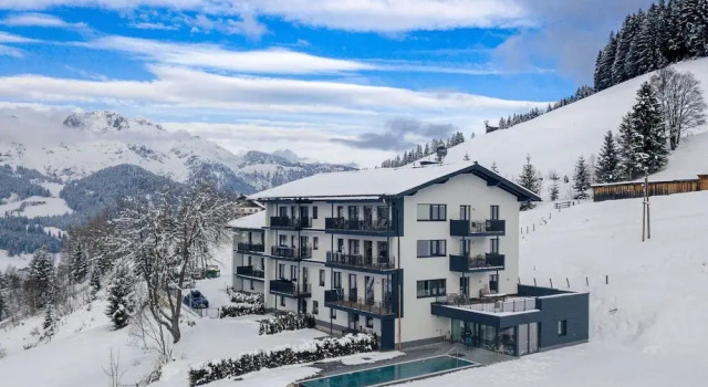 Апартаменты Chic Holiday Flat With Infinity Pool