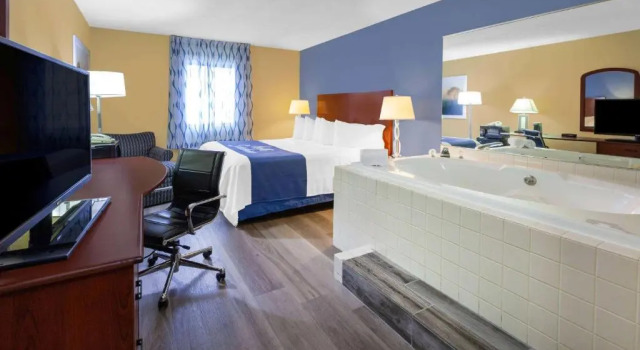 Номер Standard Days Inn by Wyndham Milan Sandusky South