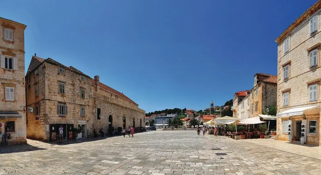 Beautiful Home In Vrboska, Забронировать Отель Отели Врбоска с парковкой, рядом с Частный Пляж «Виллы Эмма», Парковка