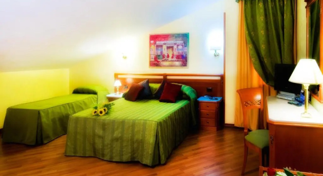 Трёхместный номер Standard Hotel Bright