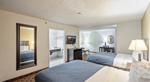 Четырёхместный люкс Deluxe Coratel Plus Suites Wichita West Airport