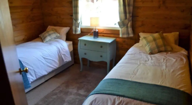 Lovely 3-bed Log Cabin in the Hills Near Dunoon, Забронировать Отель Отели Glasgow & The Clyde Valley с парковкой, Парковка