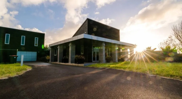 Karaka Luxury Vacation Home with Pool, Rezerwuj Hotel Hotele w Auckland Region z parkingiem, Parking