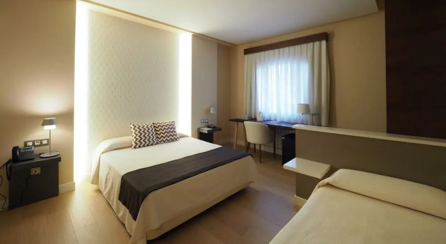 Трёхместный номер Deluxe с балконом Quinta Real Granada