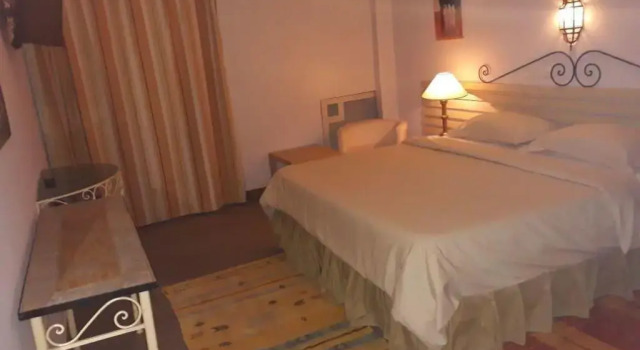 Hotel Royal, Rezerwuj Hotel Hotele w Wadżda z parkingiem, Parking