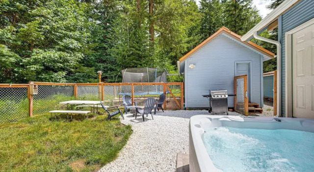 Коттедж 7 Mi to Mt Rainier NP: Home w/ Private Hot Tub!