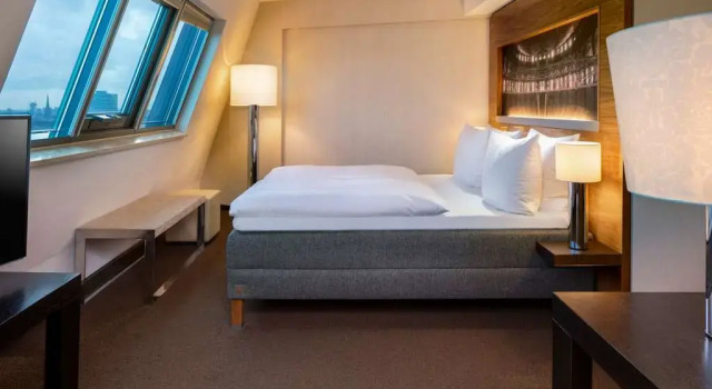 Полулюкс MÖVENPICK Hotel Hamburg City, historischer Wasserturm im Schanzenpark