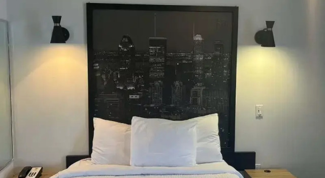 Люкс Super 8 by Wyndham Montreal