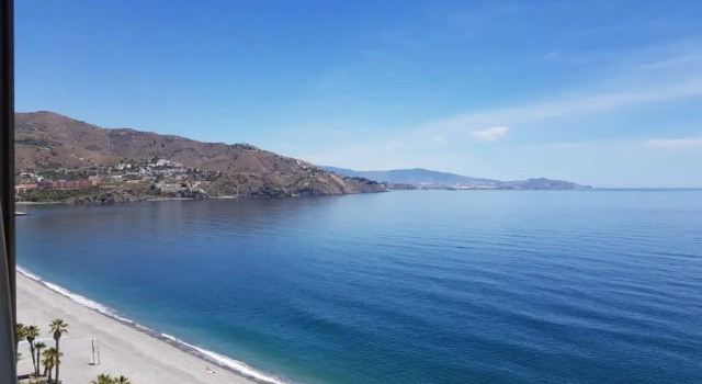 Апартаменты Ático en Almuñecar. Primera línea de playa con vistas espectaculares