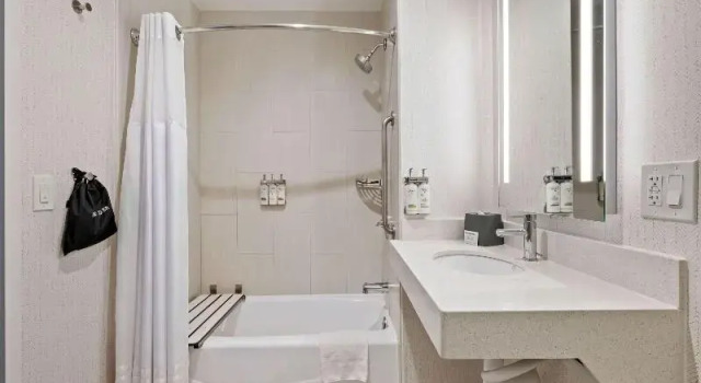 Двухместный номер Standard с балконом Holiday Inn Oxnard - Ventura by IHG