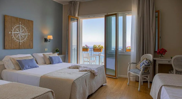 Четырёхместный номер Standard с балконом и с видом на море Hotel Punta Nord Est