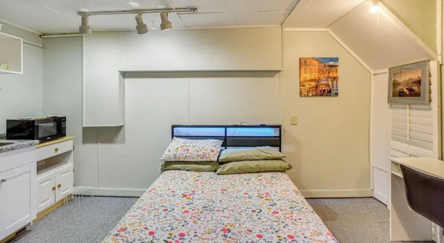 < 1 Mi to Downtown! Old North End Studio w/ Patio, Забронировать Апартаменты/квартира Колорадо-Спрингс Колорадо, рядом с Колорадский колледж