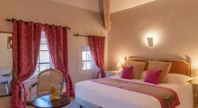 Номер Deluxe с красивым видом из окна Hôtel Golf & Spa Château de la Bégude The Originals Collection