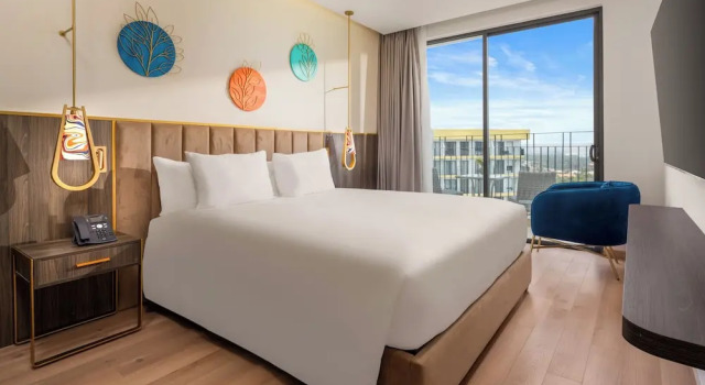 Люкс с 2 комнатами с видом на океан Wyndham Royal Beachfront Resort & Spa Danang