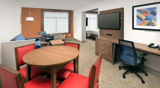 Люкс Deluxe Holiday Inn Express & Suites Baltimore - BWI Airport North by IHG