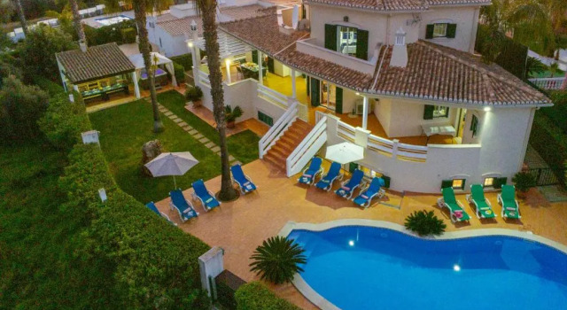 Вилла Villa Santa Rosa - Conforto e lazer com piscina e zona de jogos em Armação de Pêra