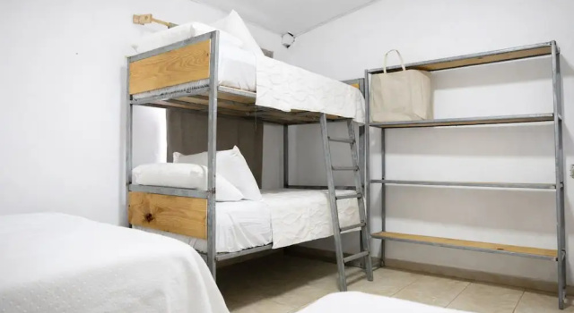 Четырёхместный семейный номер Standard с видом на бассейн Amalfi Surf Lodge