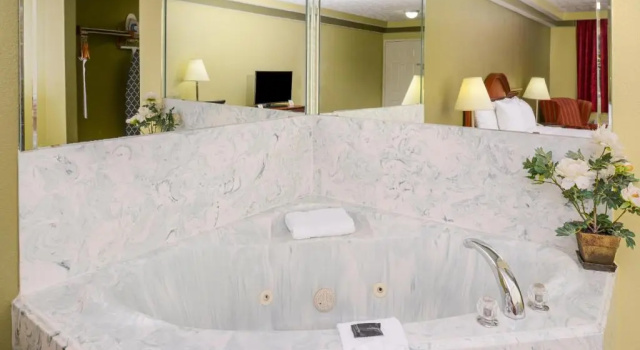 Люкс Deluxe Americas Best Value Inn & Suites Waller/Prairie View