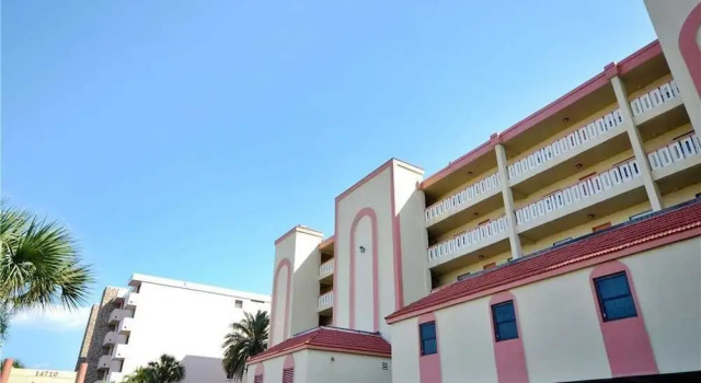 Las Brisas 306 - Three Bedroom Condo, Забронировать Отель Отели Мадейра-Бич 3 звезды, рядом с The Church by the Sea, 3*