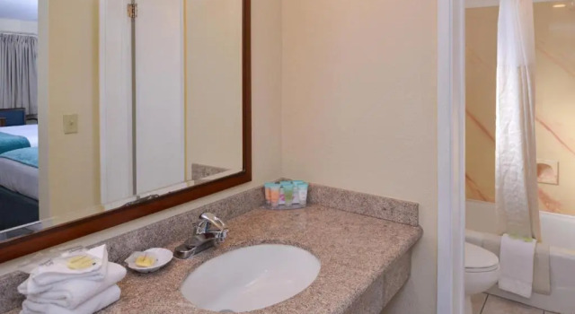 Двухместный номер Standard с видом на бассейн Edgewater Inn and Suites