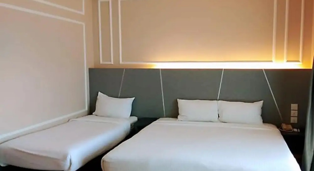 Трёхместный номер Deluxe с балконом Marvelux Hotel