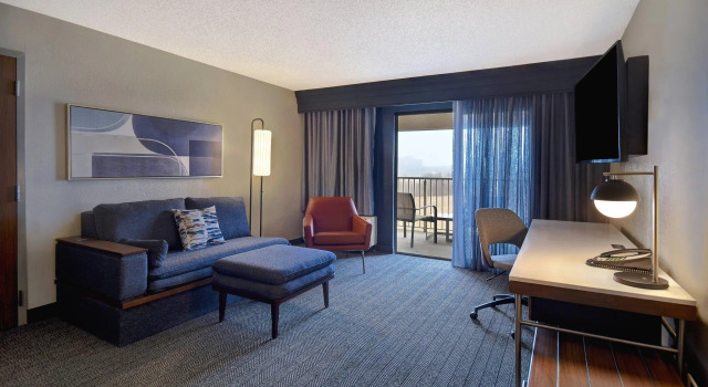 Двухместный люкс с балконом Courtyard by Marriott Cincinnati Airport