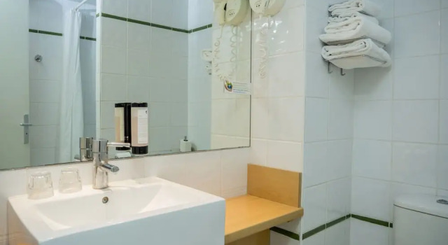 Семейный номер Standard Logis Hotel Restaurant Uzès Pont du Gard