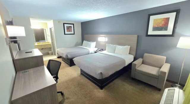 Четырёхместный номер Standard с балконом Quality Inn Fort Campbell