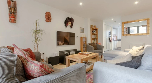 Modern 3 Bedroom Duplex Apartment in Stepney