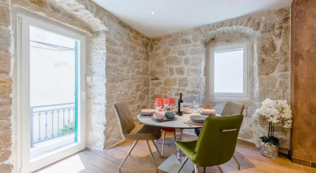 Luxury Apt Petra in 400 year old stone house 4+2, Prenota Hotel Splitska 