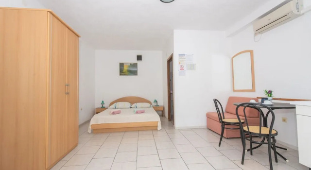 Lovely Holiday Home in Okrug Gornji near Sea, Buchen Sie Hotel Hotels in Gespanschaft Split-Dalmatien mit Pool, Schwimmbad