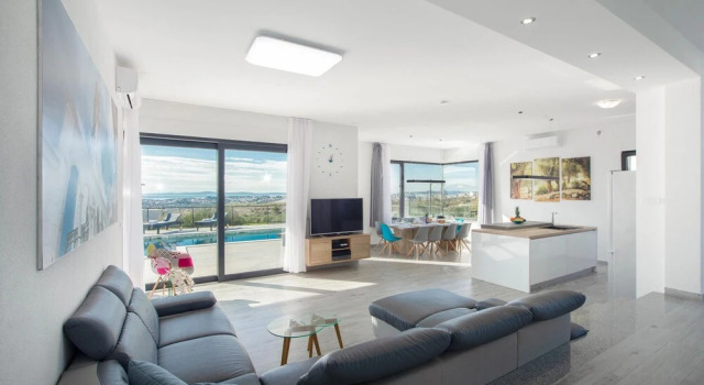 Nice Home in Kucine with WiFi, 4 Bedrooms & Hot Tub
