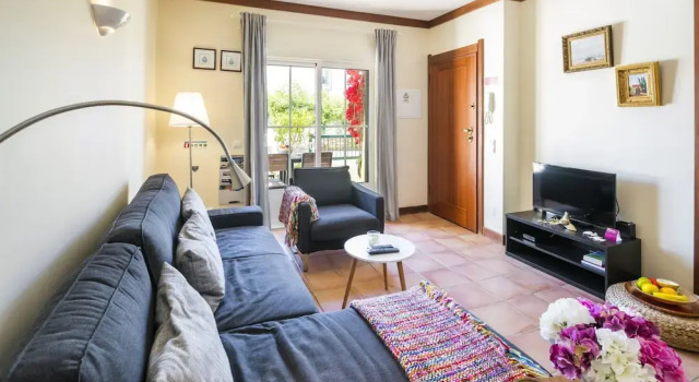 Holiday Home in Benagil With Communal Pool, Забронировать Отель Отели Карвоэйру с парковкой, рядом с Пешеходный маршрут Sete Vales Suspensos, Парковка
