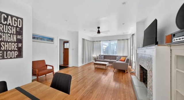 Chicago Getaway With Pool Table & Modern Comfort 3 Bedroom Home, Đặt Nhà nghỉ dưỡng Chicago Chicago