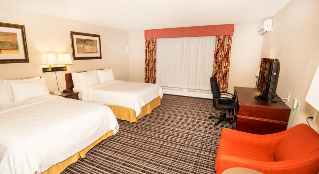 Четырёхместный номер Standard Holiday Inn Express Red Deer by IHG