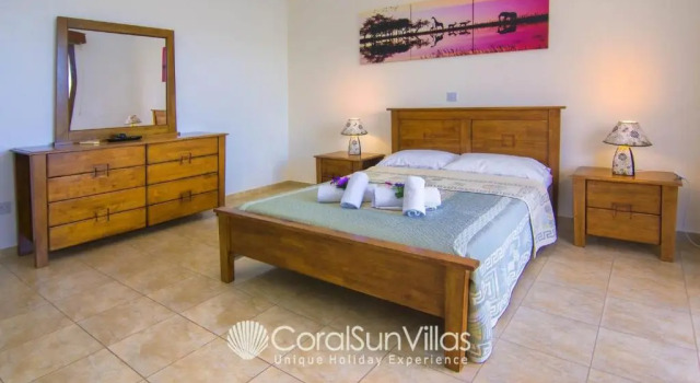 Family Villa Short Walk To Coral Bay Strip 5 Min and Pub, Shops etc, Book Villa Hoteller i Coral Bay med parkering, Parkering
