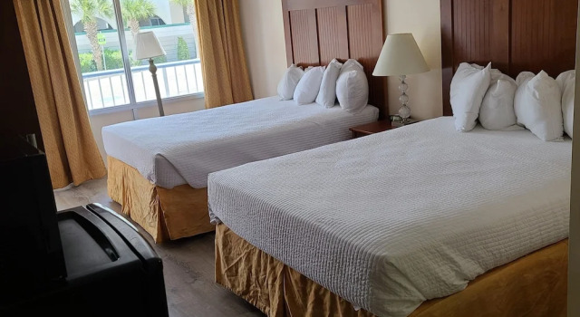 Четырёхместный номер Standard Oceanfront Twilight Surf Hotel