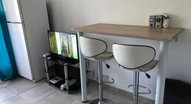Frejus balcon des arènes studio 5e étage piscine clim tennis, Забронировать Апартаменты/квартира Фрежюс Var coast, рядом с Hammam le Ksar