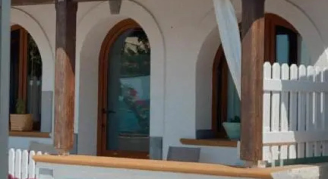Beachfront House Pythagorion, Забронировать Отель Питагорион Самос, рядом с Монастырь пещеры Девы Марии