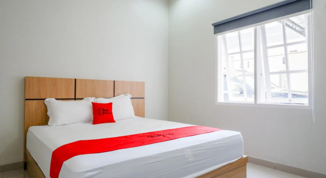 Номер Deluxe RedDoorz Syariah near Mutiara SIS Al Jufrie Airport Palu 2