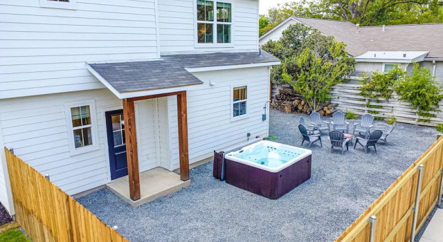 Коттедж Rosé Retreat: Luxurious Getaway for 6, Hot Tub, Steps to Main Street