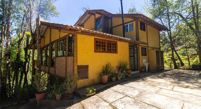 Casa com área gourmet perto do Parque Amantikir, Забронировать Отель Кампус-ду-Жордан Mantiqueira Mountains, рядом с Ботанический сад Амантикир